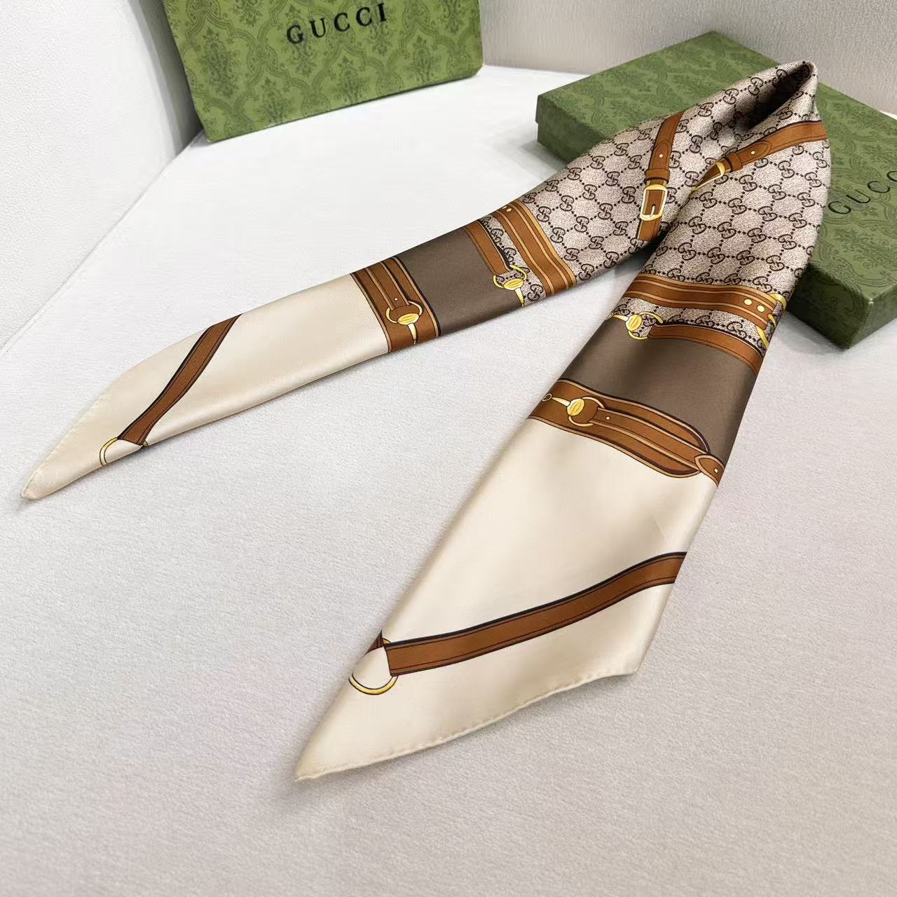 gucci~印花桑蚕丝斜纹方巾 2026早春系列植根品牌本源,匠心呈现这款缀饰通体Gucci饰带和马衔扣印花的桑蚕丝方巾 gucci~印花桑蚕丝斜纹方巾 2026早春系列植根品牌本源,匠心呈现这款缀饰通体Gucci饰带和马衔扣印花的桑蚕丝方巾