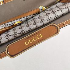 gucci~印花桑蚕丝斜纹方巾 2026早春系列植根品牌本源,匠心呈现这款缀饰通体Gucci饰带和马衔扣印花的桑蚕丝方巾 gucci~印花桑蚕丝斜纹方巾 2026早春系列植根品牌本源,匠心呈现这款缀饰通体Gucci饰带和马衔扣印花的桑蚕丝方巾