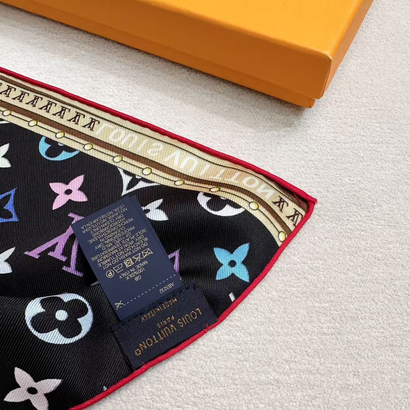 LV X TM MONOGRAM MULTICOLOR COLLECTOR SQUARE 90方巾 路易威登携手日本艺术 LV X TM MONOGRAM MULTICOLOR COLLECTOR SQUARE 90方巾 路易威登携手日本艺术