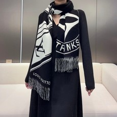 新款围巾🧣太好看了 Lock And keys围巾取材舒暖毛绒混合纺织,一面描绘LV挂锁和钥匙图案,反转即现Louis 新款围巾🧣太好看了 Lock And keys围巾取材舒暖毛绒混合纺织,一面描绘LV挂锁和钥匙图案,反转即现Louis