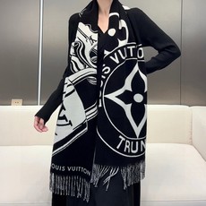 新款围巾🧣太好看了 Lock And keys围巾取材舒暖毛绒混合纺织,一面描绘LV挂锁和钥匙图案,反转即现Louis 新款围巾🧣太好看了 Lock And keys围巾取材舒暖毛绒混合纺织,一面描绘LV挂锁和钥匙图案,反转即现Louis