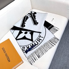 新款围巾🧣太好看了 Lock And keys围巾取材舒暖毛绒混合纺织,一面描绘LV挂锁和钥匙图案,反转即现Louis 新款围巾🧣太好看了 Lock And keys围巾取材舒暖毛绒混合纺织,一面描绘LV挂锁和钥匙图案,反转即现Louis
