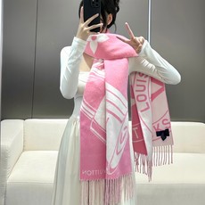 新款围巾🧣太好看了 Lock And keys围巾取材舒暖毛绒混合纺织,一面描绘LV挂锁和钥匙图案,反转即现Louis 新款围巾🧣太好看了 Lock And keys围巾取材舒暖毛绒混合纺织,一面描绘LV挂锁和钥匙图案,反转即现Louis