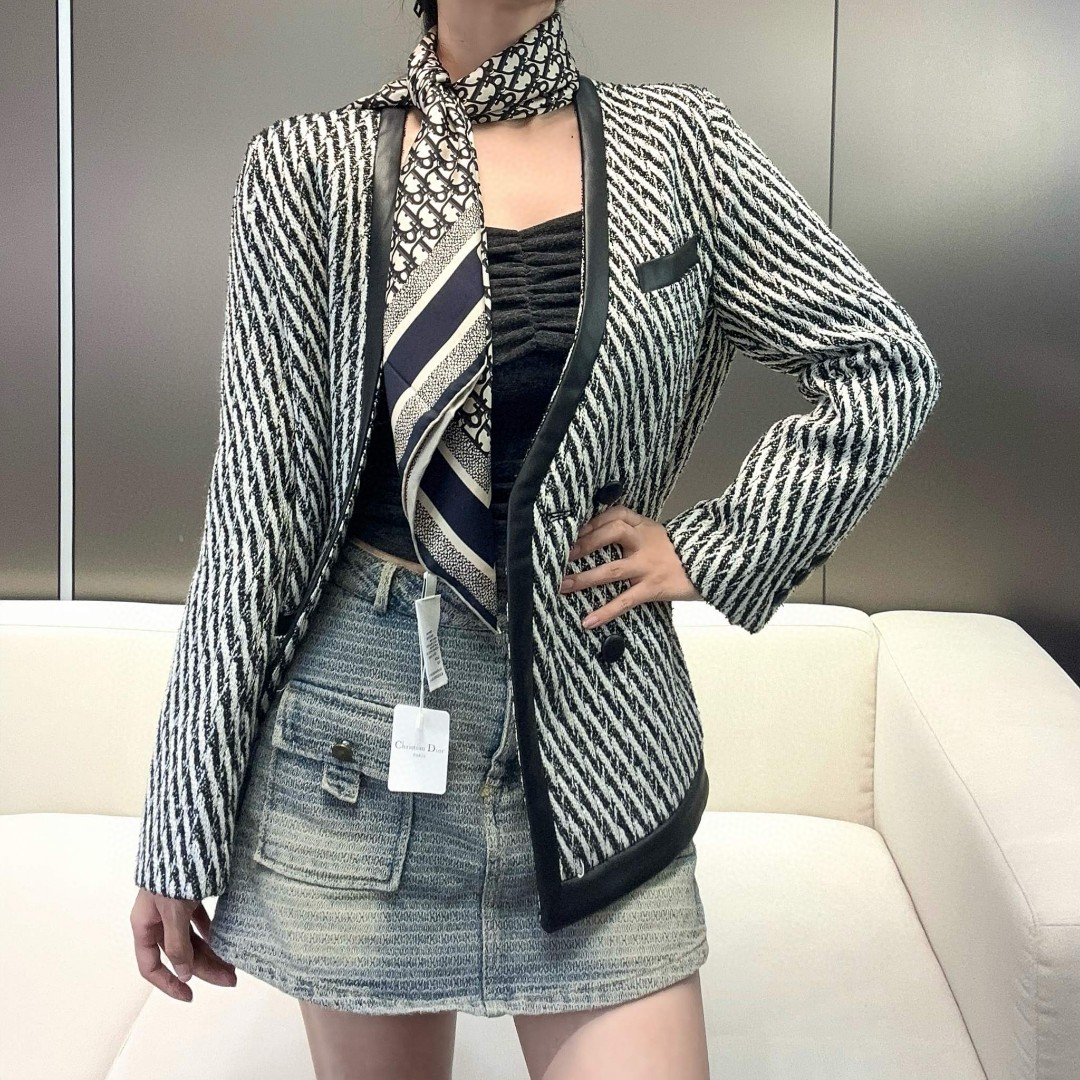 😘👍D家专柜经典主打款【D老花双面90】真丝方巾💟 这款Diortwin方巾采用双色双面设计，向标志性的Obique印花