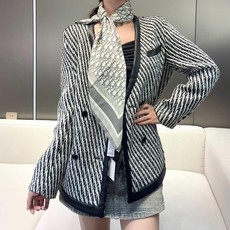😘👍D家专柜经典主打款【D老花双面90】真丝方巾💟 这款Diortwin方巾采用双色双面设计,向标志性的Obique印花 😘👍D家专柜经典主打款【D老花双面90】真丝方巾💟 这款Diortwin方巾采用双色双面设计,向标志性的Obique印花