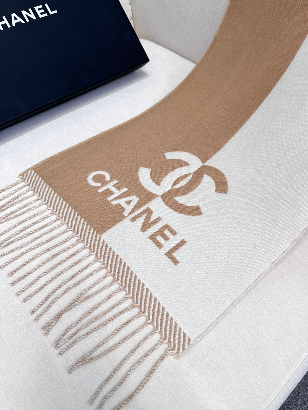 𝐂𝐇𝐀𝐍𝐄𝐋新《双面拼色提花》裸粉色 Size：184x34cm (不含流苏) 目测是大爆款！双面异色提花 两面完全相反