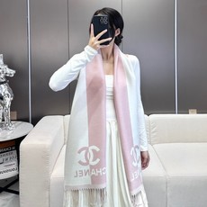 𝐂𝐇𝐀𝐍𝐄𝐋新《双面拼色提花》裸粉色 Size:184x34cm (不含流苏) 目测是大爆款!双面异色提花 两面完全相反 𝐂𝐇𝐀𝐍𝐄𝐋新《双面拼色提花》裸粉色 Size:184x34cm (不含流苏) 目测是大爆款!双面异色提花 两面完全相反