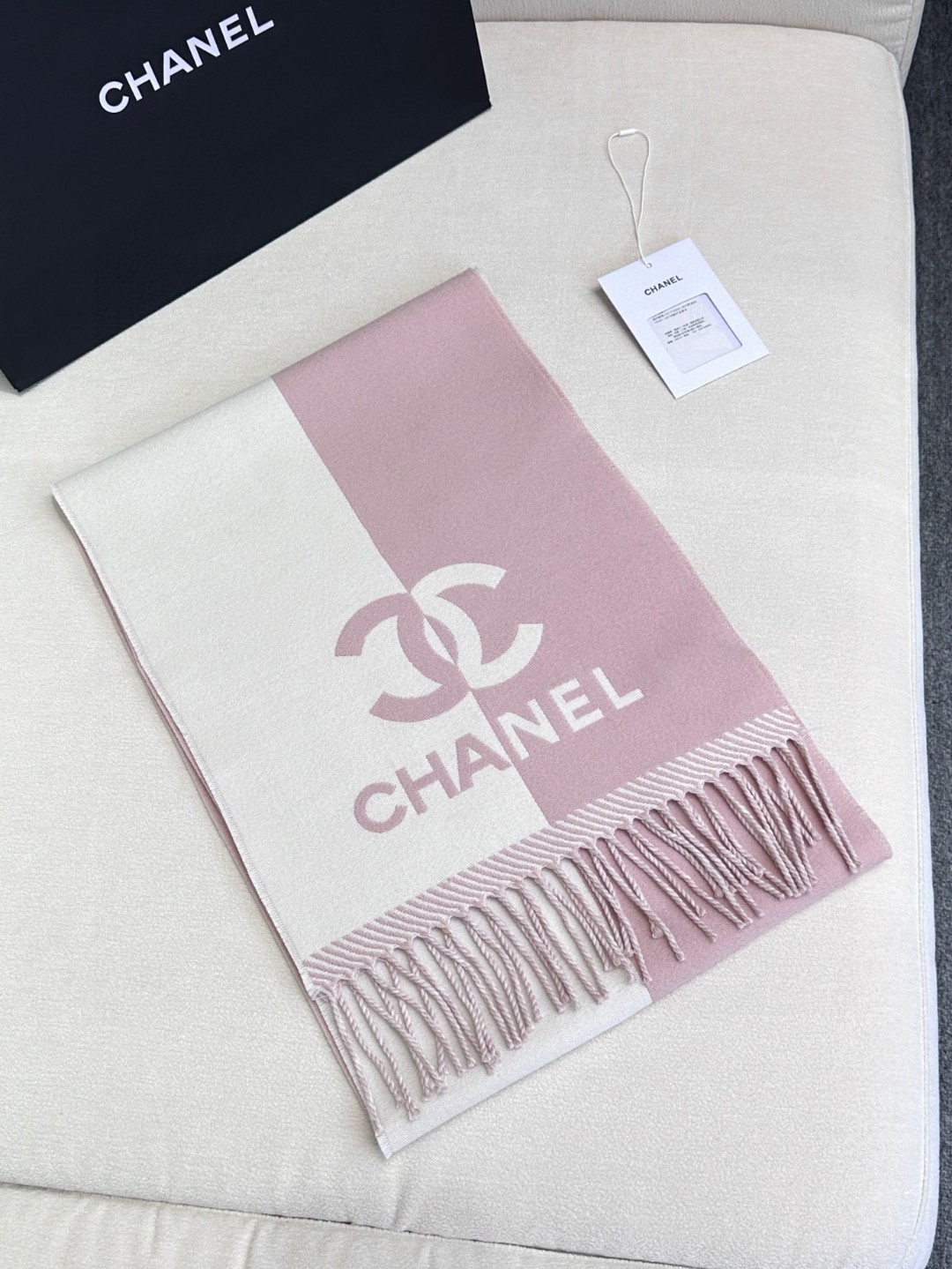𝐂𝐇𝐀𝐍𝐄𝐋新《双面拼色提花》裸粉色 Size：184x34cm (不含流苏) 目测是大爆款！双面异色提花 两面完全相反