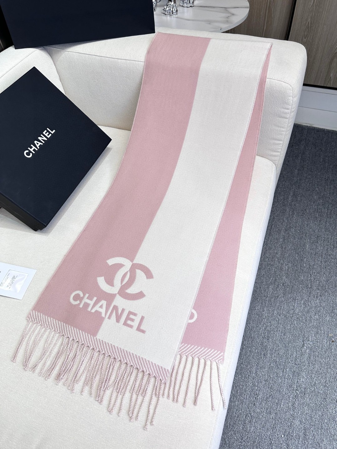 𝐂𝐇𝐀𝐍𝐄𝐋新《双面拼色提花》裸粉色 Size：184x34cm (不含流苏) 目测是大爆款！双面异色提花 两面完全相反