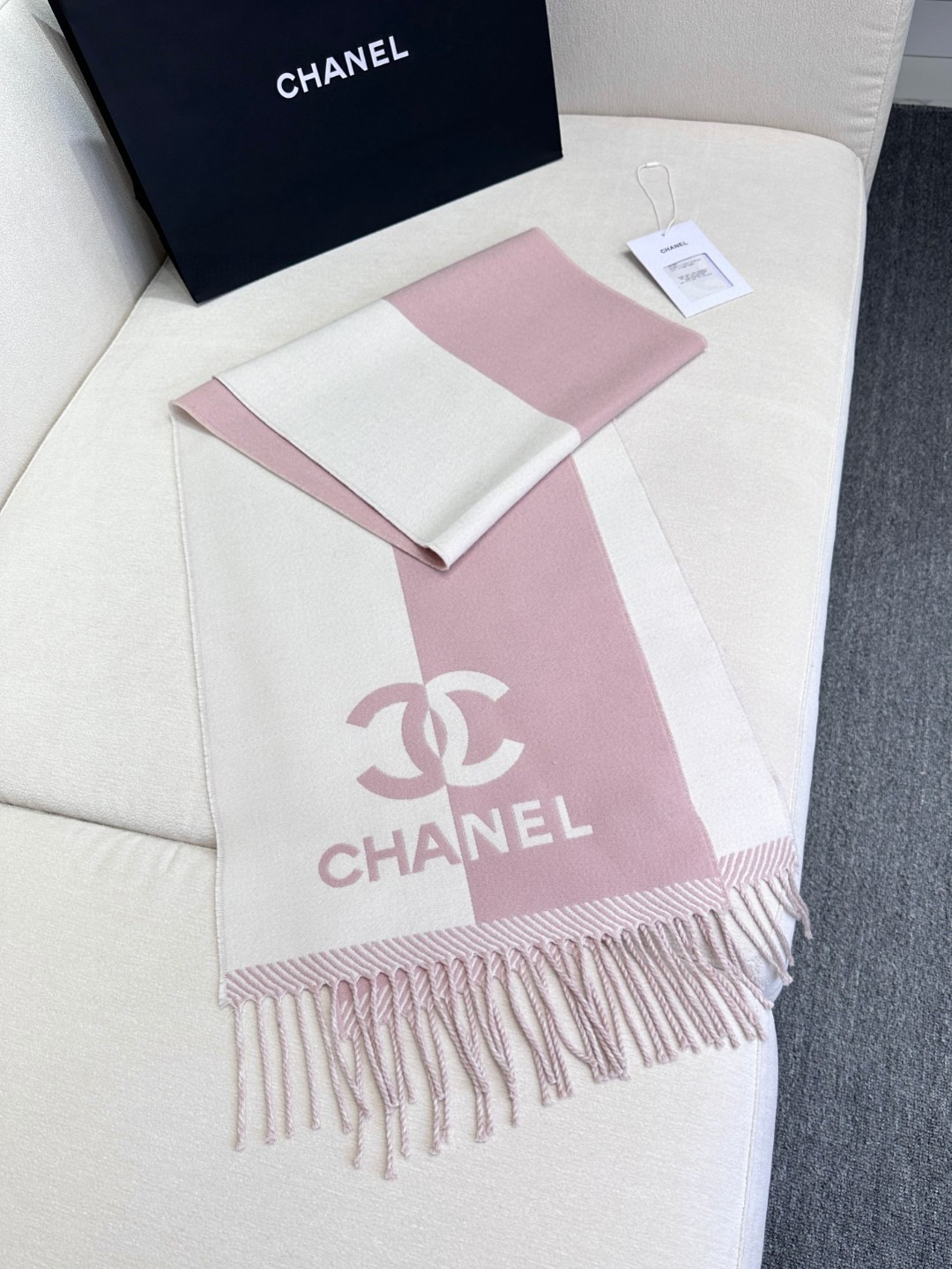 𝐂𝐇𝐀𝐍𝐄𝐋新《双面拼色提花》裸粉色 Size：184x34cm (不含流苏) 目测是大爆款！双面异色提花 两面完全相反