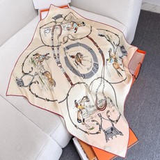 “草原风情”90方巾-hermes 手工卷边真丝方巾(100%桑蚕丝)。 这款90方巾质感轻盈,佩戴方便。 法国制造。 “草原风情”90方巾-hermes 手工卷边真丝方巾(100%桑蚕丝)。 这款90方巾质感轻盈,佩戴方便。 法国制造。