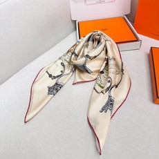 “草原风情”90方巾-hermes 手工卷边真丝方巾(100%桑蚕丝)。 这款90方巾质感轻盈,佩戴方便。 法国制造。 “草原风情”90方巾-hermes 手工卷边真丝方巾(100%桑蚕丝)。 这款90方巾质感轻盈,佩戴方便。 法国制造。