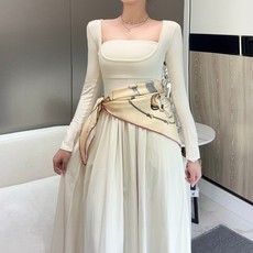 “草原风情”90方巾-hermes 手工卷边真丝方巾(100%桑蚕丝)。 这款90方巾质感轻盈,佩戴方便。 法国制造。 “草原风情”90方巾-hermes 手工卷边真丝方巾(100%桑蚕丝)。 这款90方巾质感轻盈,佩戴方便。 法国制造。