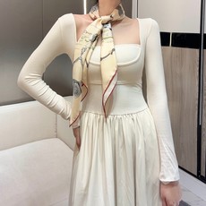 “草原风情”90方巾-hermes 手工卷边真丝方巾(100%桑蚕丝)。 这款90方巾质感轻盈,佩戴方便。 法国制造。 “草原风情”90方巾-hermes 手工卷边真丝方巾(100%桑蚕丝)。 这款90方巾质感轻盈,佩戴方便。 法国制造。