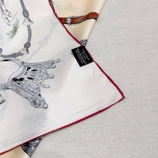 “草原风情”90方巾-hermes 手工卷边真丝方巾(100%桑蚕丝)。 这款90方巾质感轻盈,佩戴方便。 法国制造。 “草原风情”90方巾-hermes 手工卷边真丝方巾(100%桑蚕丝)。 这款90方巾质感轻盈,佩戴方便。 法国制造。