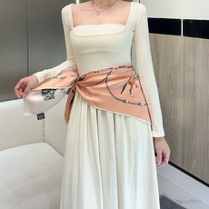 “草原风情”90方巾-hermes 手工卷边真丝方巾(100%桑蚕丝)。 这款90方巾质感轻盈,佩戴方便。 法国制造。 “草原风情”90方巾-hermes 手工卷边真丝方巾(100%桑蚕丝)。 这款90方巾质感轻盈,佩戴方便。 法国制造。