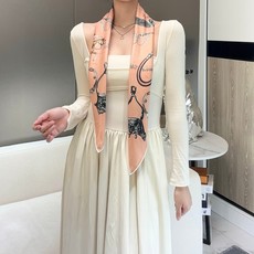 “草原风情”90方巾-hermes 手工卷边真丝方巾(100%桑蚕丝)。 这款90方巾质感轻盈,佩戴方便。 法国制造。 “草原风情”90方巾-hermes 手工卷边真丝方巾(100%桑蚕丝)。 这款90方巾质感轻盈,佩戴方便。 法国制造。