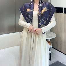 “草原风情”90方巾-hermes 手工卷边真丝方巾(100%桑蚕丝)。 这款90方巾质感轻盈,佩戴方便。 法国制造。 “草原风情”90方巾-hermes 手工卷边真丝方巾(100%桑蚕丝)。 这款90方巾质感轻盈,佩戴方便。 法国制造。