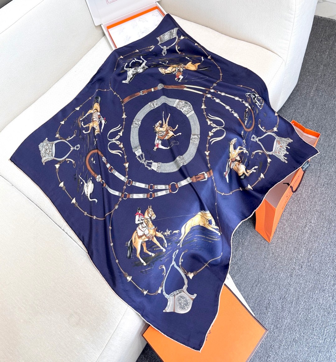 “草原风情”90方巾-hermes 手工卷边真丝方巾（100%桑蚕丝）。 这款90方巾质感轻盈，佩戴方便。 法国制造。 