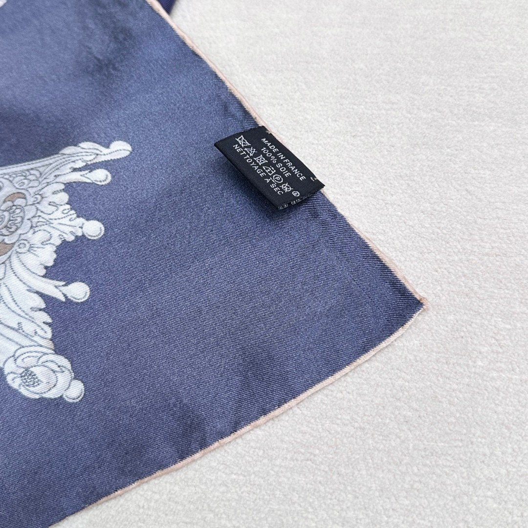 “草原风情”90方巾-hermes 手工卷边真丝方巾（100%桑蚕丝）。 这款90方巾质感轻盈，佩戴方便。 法国制造。 