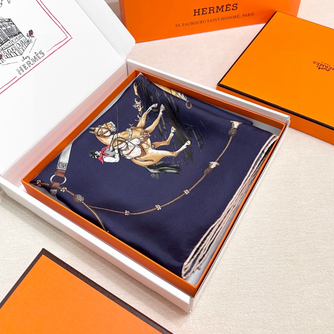 “草原风情”90方巾-hermes 手工卷边真丝方巾（100%桑蚕丝）。 这款90方巾质感轻盈，佩戴方便。 法国制造。 