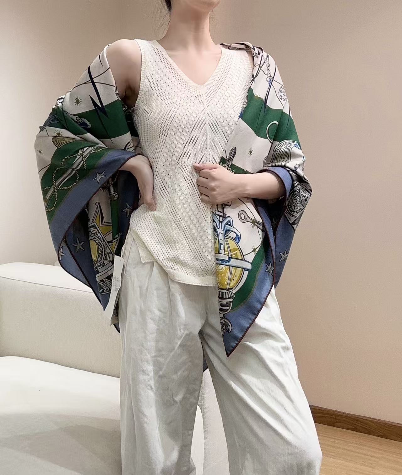 星辰合唱曲双面同色丝绒  创作渊源 吹响号角！骏马天堂正在举行盛大庆典。诸神开启舞会，庆祝宇宙重生，而星星在由马术配件组