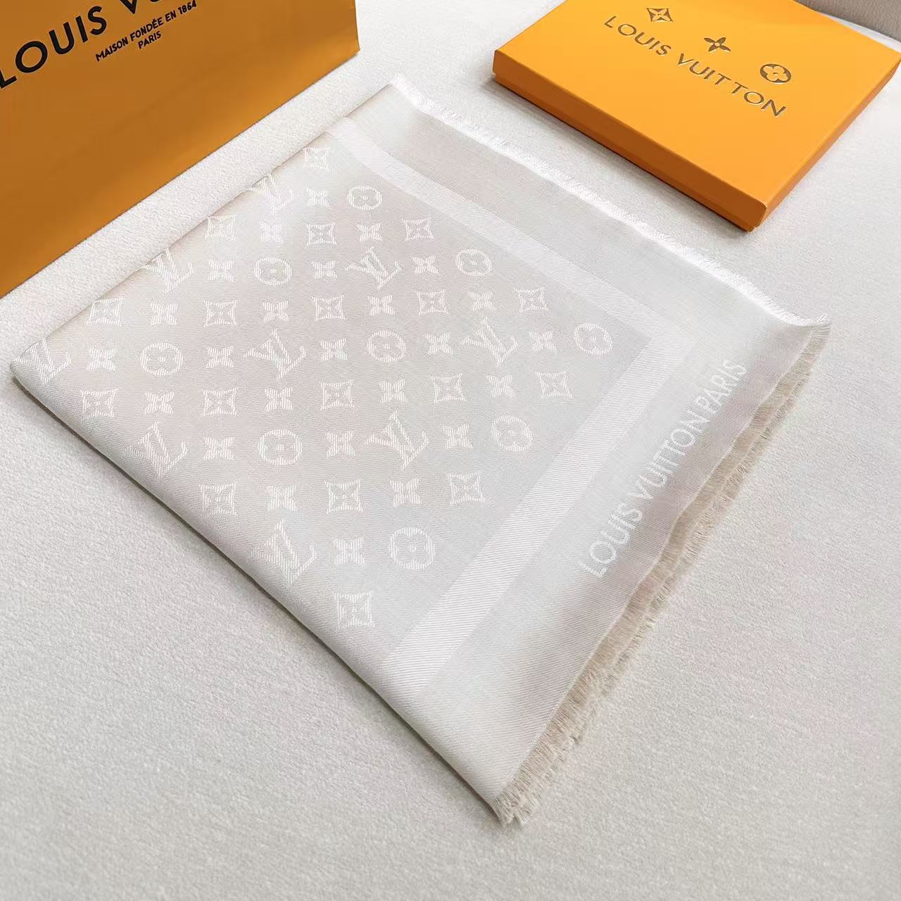 ❤🥤皇室LV路易威登极品硬货❗️品质好到几宿都不能正常入眠[流泪]可以Pk专柜的最极品的品质❗️披肩向昔日品牌广告海报采