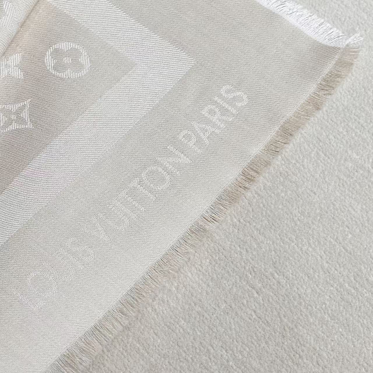 ❤🥤皇室LV路易威登极品硬货❗️品质好到几宿都不能正常入眠[流泪]可以Pk专柜的最极品的品质❗️披肩向昔日品牌广告海报采