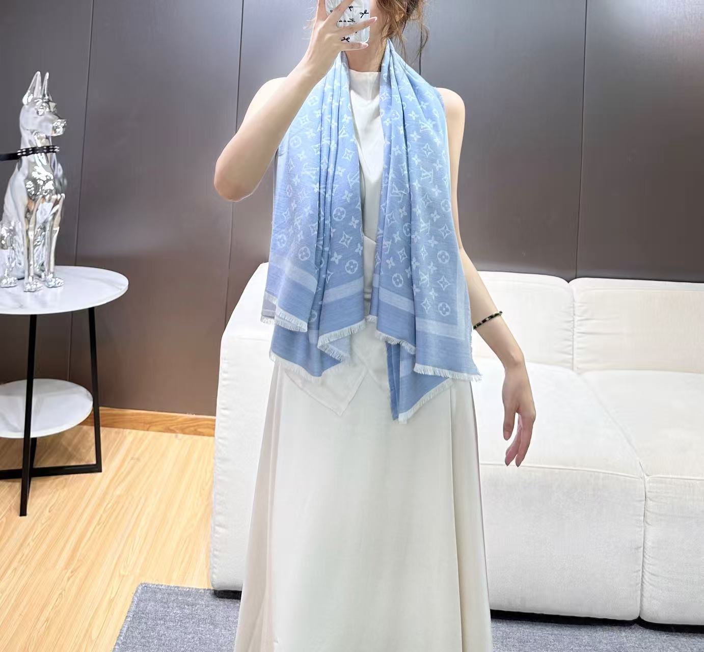 ❤🥤皇室LV路易威登极品硬货❗️品质好到几宿都不能正常入眠[流泪]可以Pk专柜的最极品的品质❗️披肩向昔日品牌广告海报采
