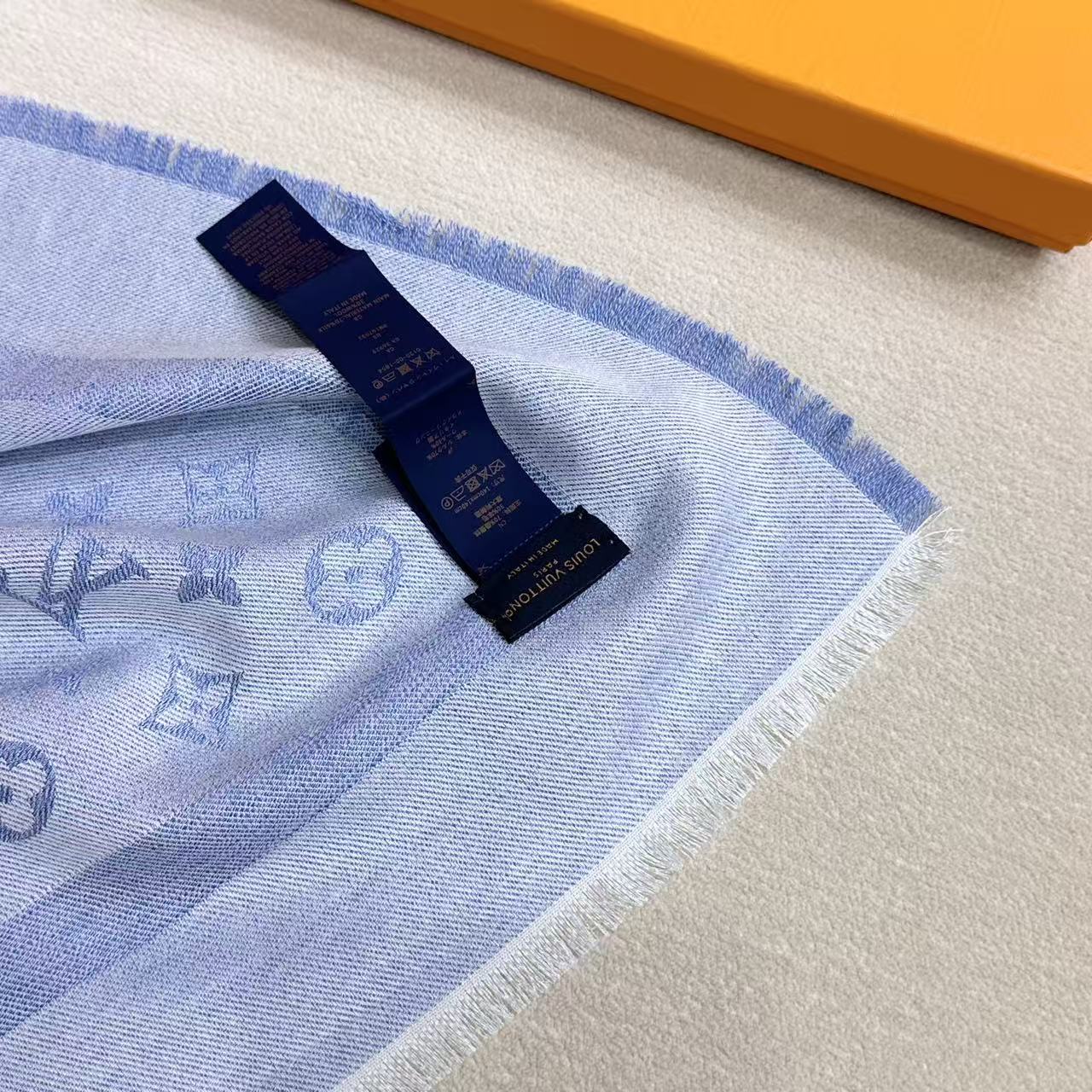 ❤🥤皇室LV路易威登极品硬货❗️品质好到几宿都不能正常入眠[流泪]可以Pk专柜的最极品的品质❗️披肩向昔日品牌广告海报采