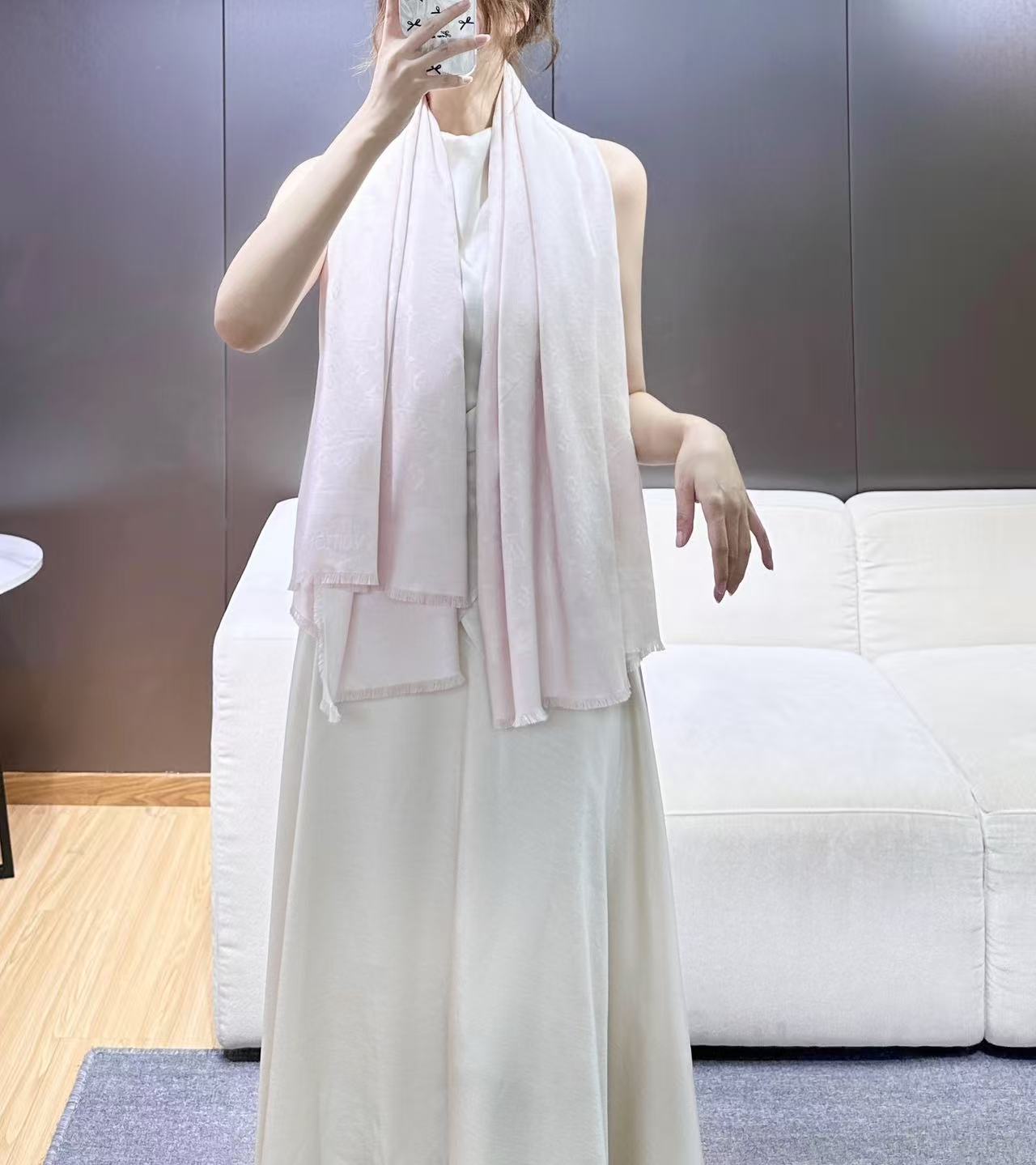 ❤🥤皇室LV路易威登极品硬货❗️品质好到几宿都不能正常入眠[流泪]可以Pk专柜的最极品的品质❗️披肩向昔日品牌广告海报采