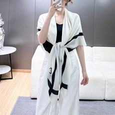 ❤️2026年香奈儿秋冬提前上新,美女都爱此款 超级有腔调!!!】谁懂这种秋冬调性的美啊?!!!这款小香披肩也是我疯狂喜 ❤️2026年香奈儿秋冬提前上新,美女都爱此款 超级有腔调!!!】谁懂这种秋冬调性的美啊?!!!这款小香披肩也是我疯狂喜