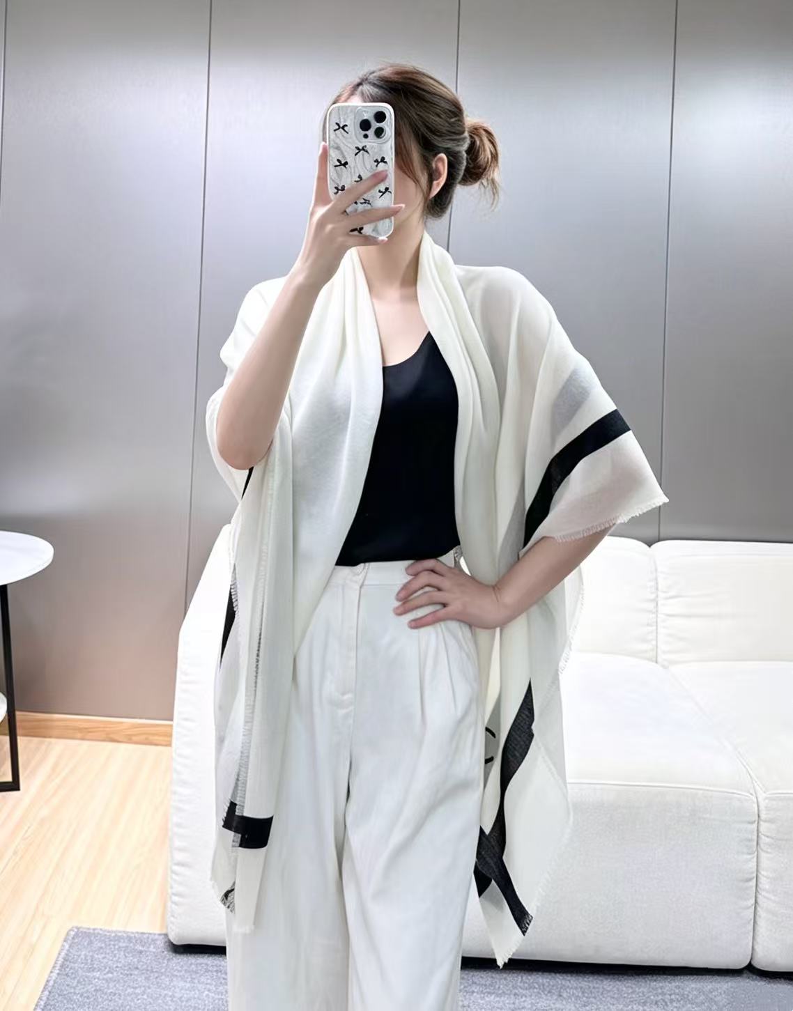 ❤️2026年香奈儿秋冬提前上新,美女都爱此款 超级有腔调!!!】谁懂这种秋冬调性的美啊?!!!这款小香披肩也是我疯狂喜 ❤️2026年香奈儿秋冬提前上新,美女都爱此款 超级有腔调!!!】谁懂这种秋冬调性的美啊?!!!这款小香披肩也是我疯狂喜