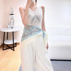 “华丽的缰辔花卉版”90方巾 【18mm顶级真丝双面同色丝巾】 手工卷边斜纹真丝方巾(100%桑蚕丝)。 这款爱马仕的经 “华丽的缰辔花卉版”90方巾 【18mm顶级真丝双面同色丝巾】 手工卷边斜纹真丝方巾(100%桑蚕丝)。 这款爱马仕的经