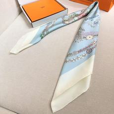 “华丽的缰辔花卉版”90方巾 【18mm顶级真丝双面同色丝巾】 手工卷边斜纹真丝方巾(100%桑蚕丝)。 这款爱马仕的经 “华丽的缰辔花卉版”90方巾 【18mm顶级真丝双面同色丝巾】 手工卷边斜纹真丝方巾(100%桑蚕丝)。 这款爱马仕的经
