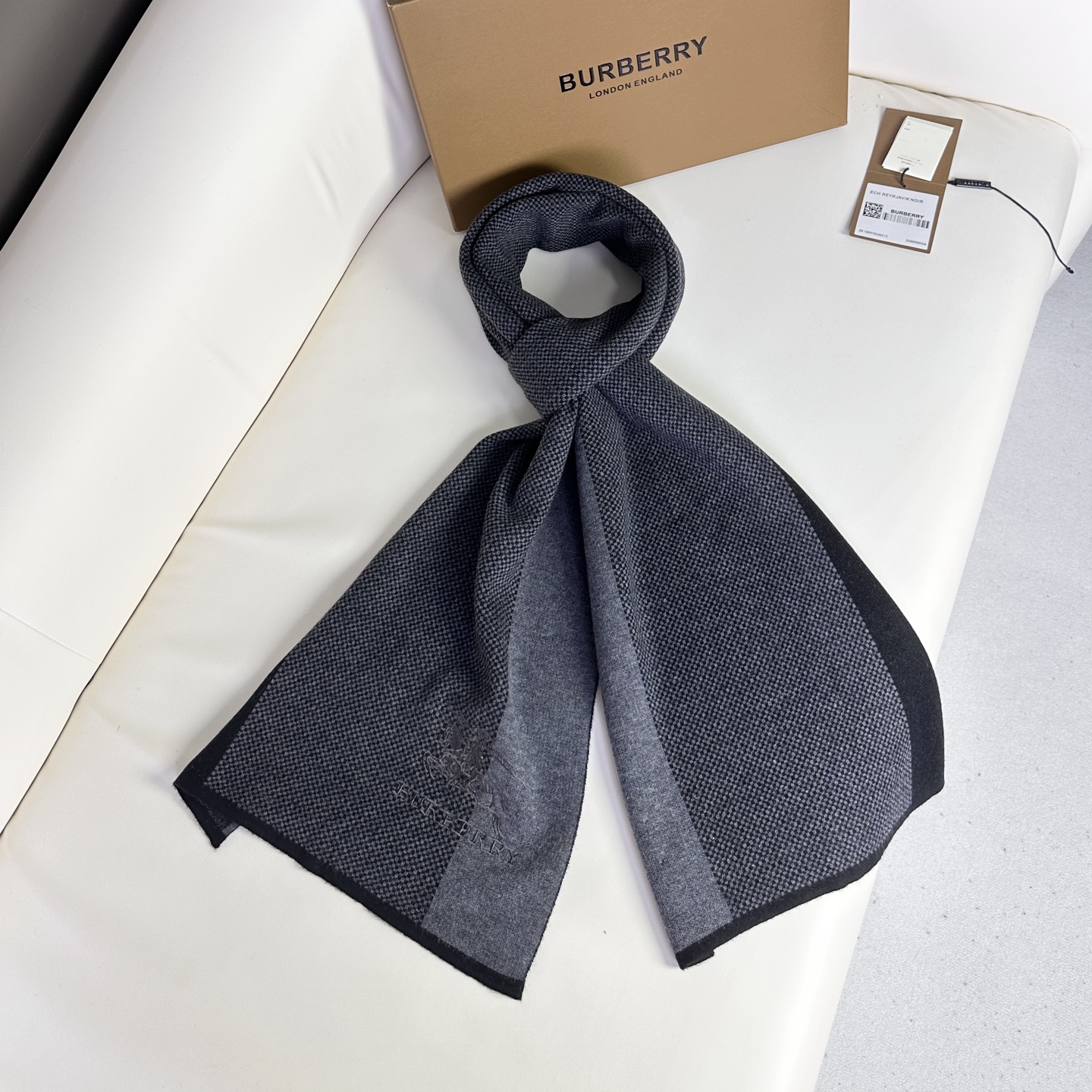 新款到！Burberry爆款上新 高端男士围巾👍【经典战马格纹】独家牛货🐂  具有超高羊绒品质才会被此品牌青睐‼️这种精