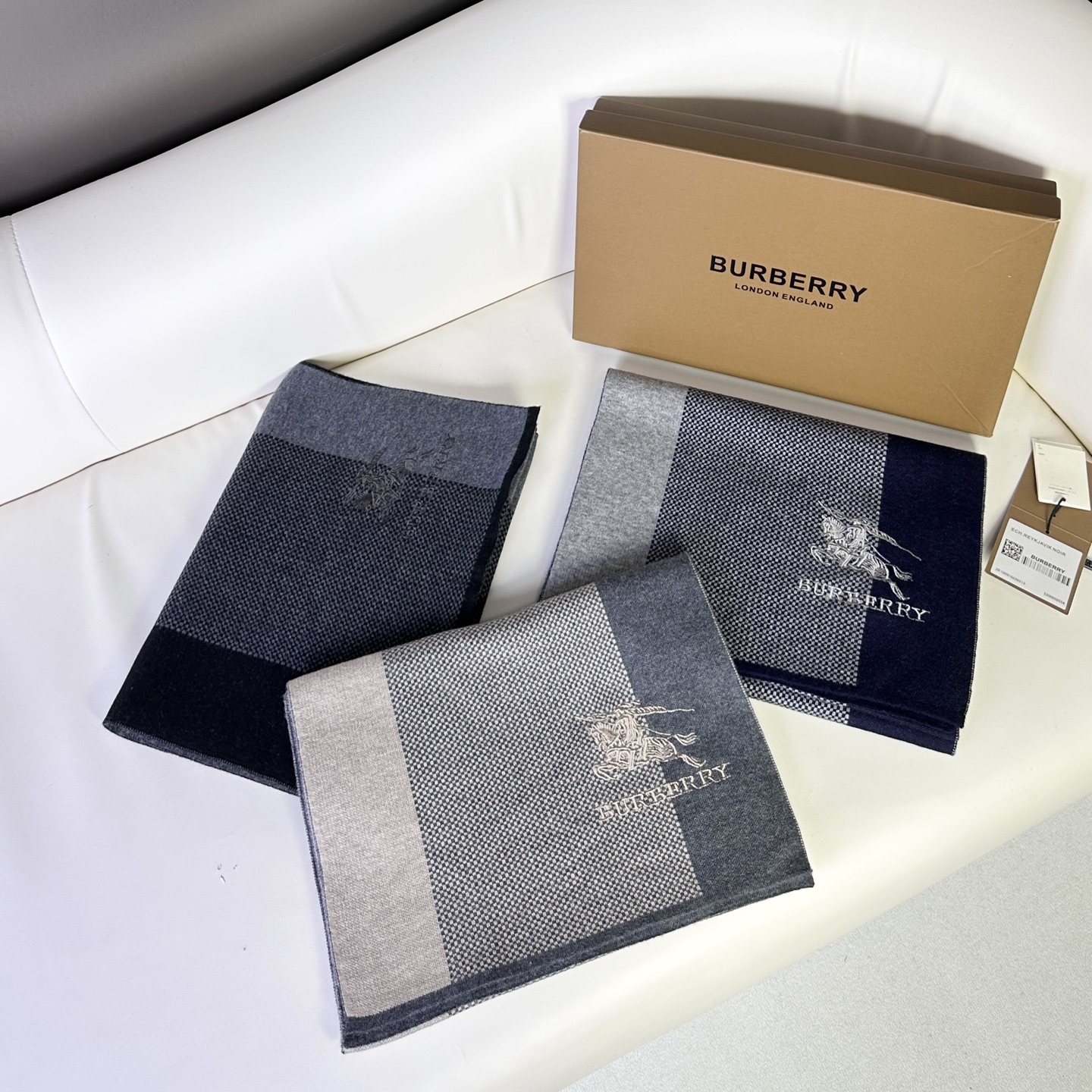 新款到！Burberry爆款上新 高端男士围巾👍【经典战马格纹】独家牛货🐂  具有超高羊绒品质才会被此品牌青睐‼️这种精