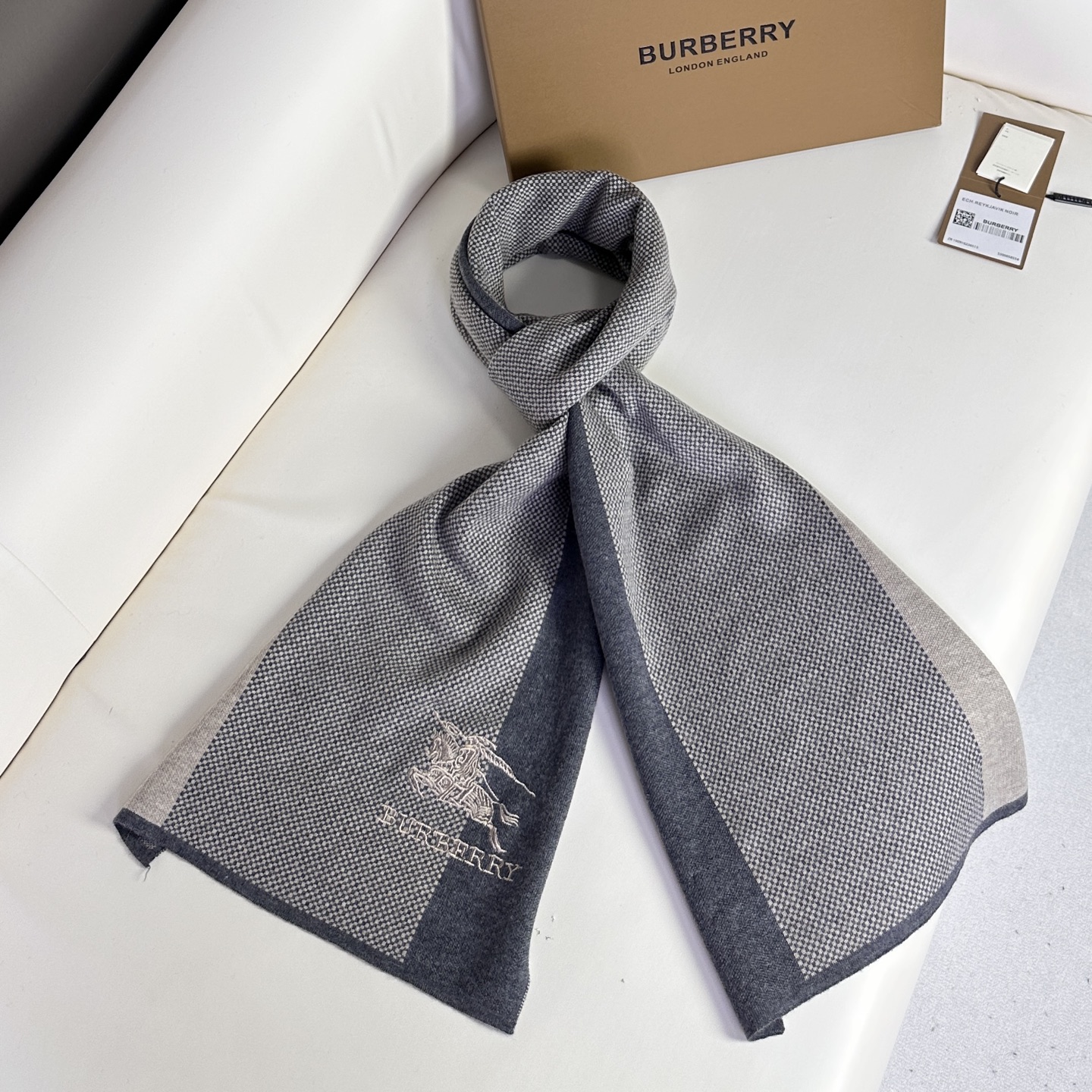 新款到！Burberry爆款上新 高端男士围巾👍【经典战马格纹】独家牛货🐂  具有超高羊绒品质才会被此品牌青睐‼️这种精