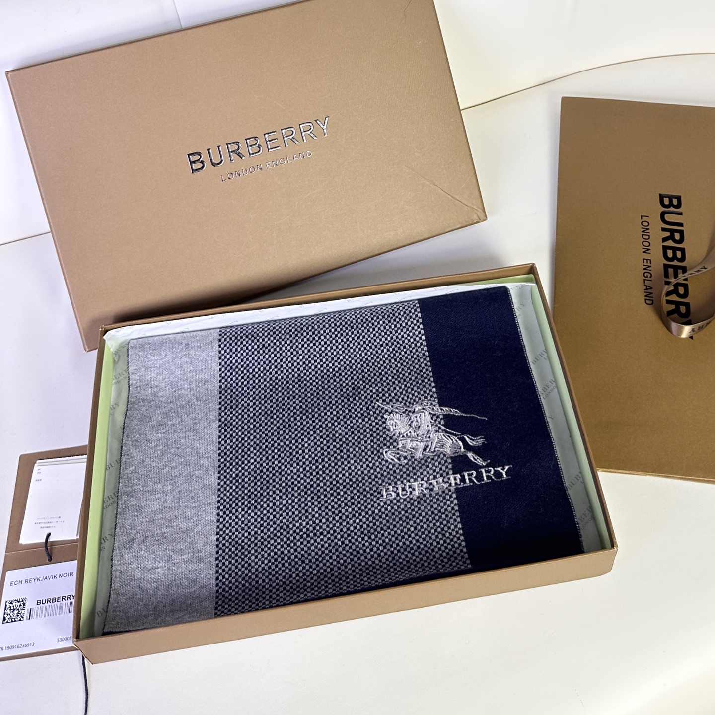 新款到！Burberry爆款上新 高端男士围巾👍【经典战马格纹】独家牛货🐂  具有超高羊绒品质才会被此品牌青睐‼️这种精