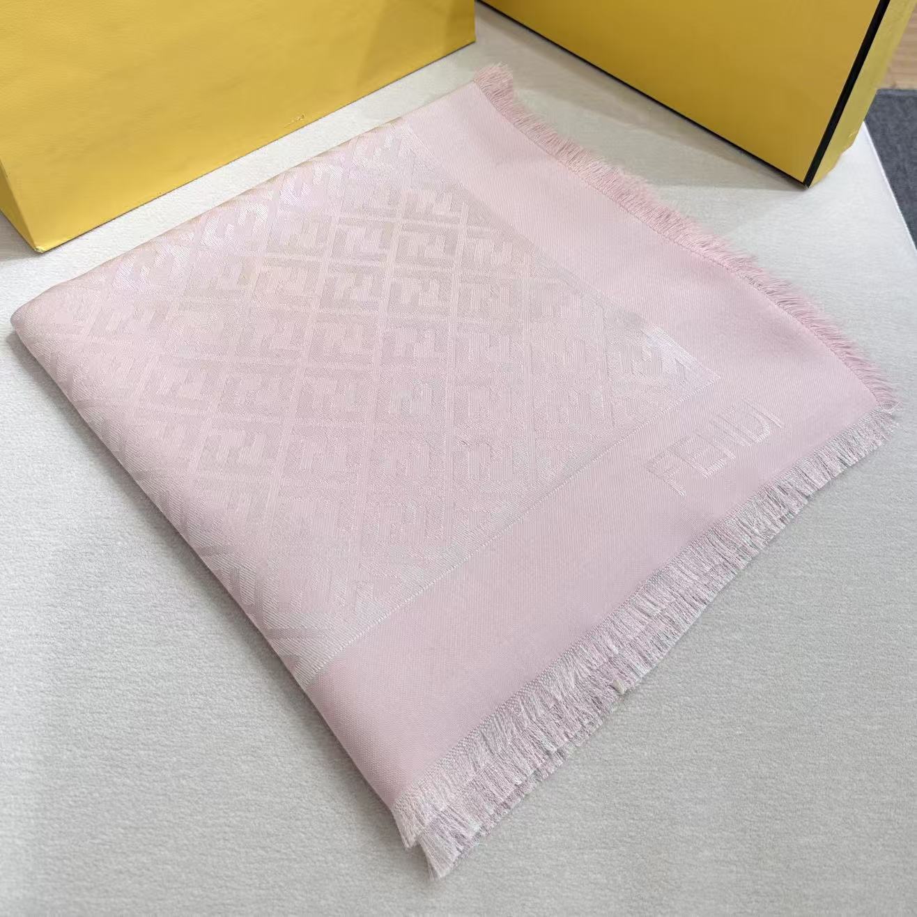𝐅𝐞𝐧𝐝𝐢 新【 FF字母提花丝巾披肩】 满Logo设计提花  材质：60%桑蚕丝 40%羊毛 带点珠光亮泽 戴上显得整