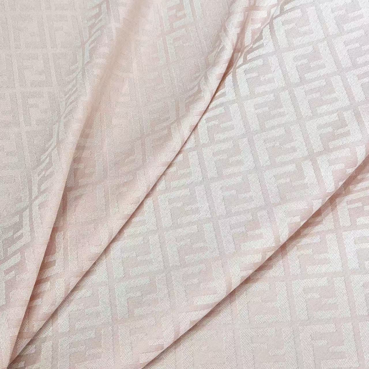 𝐅𝐞𝐧𝐝𝐢 新【 FF字母提花丝巾披肩】 满Logo设计提花  材质：60%桑蚕丝 40%羊毛 带点珠光亮泽 戴上显得整