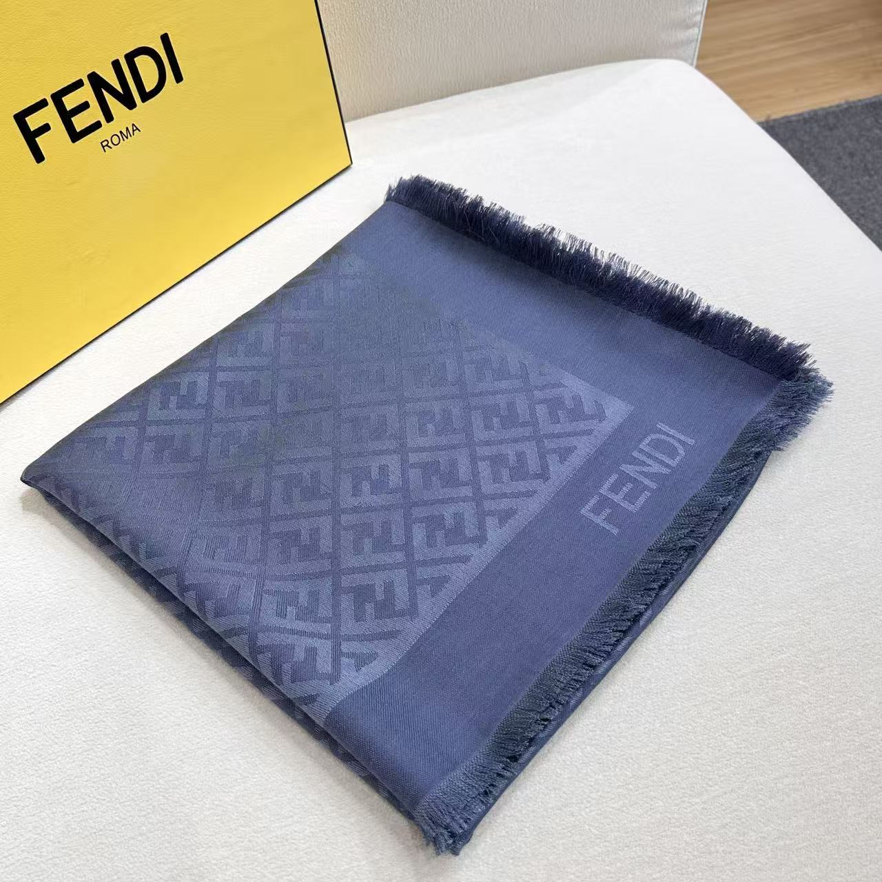 𝐅𝐞𝐧𝐝𝐢 新【 FF字母提花丝巾披肩】 满Logo设计提花  材质：60%桑蚕丝 40%羊毛 带点珠光亮泽 戴上显得整