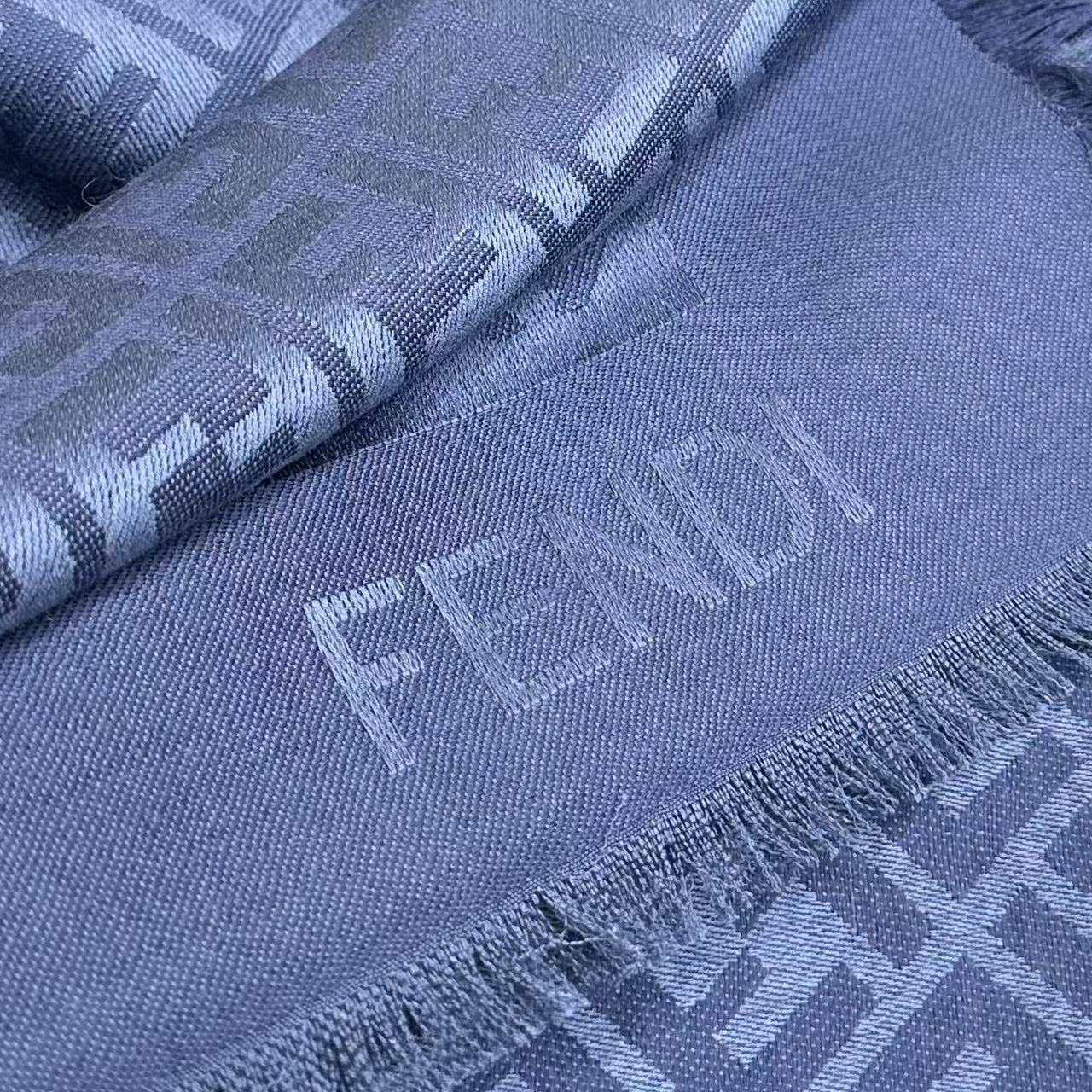 𝐅𝐞𝐧𝐝𝐢 新【 FF字母提花丝巾披肩】 满Logo设计提花  材质：60%桑蚕丝 40%羊毛 带点珠光亮泽 戴上显得整