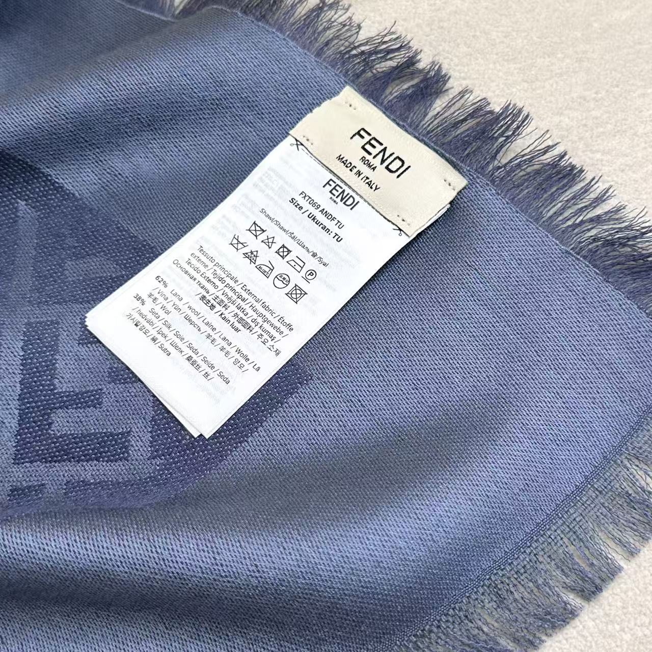 𝐅𝐞𝐧𝐝𝐢 新【 FF字母提花丝巾披肩】 满Logo设计提花  材质：60%桑蚕丝 40%羊毛 带点珠光亮泽 戴上显得整