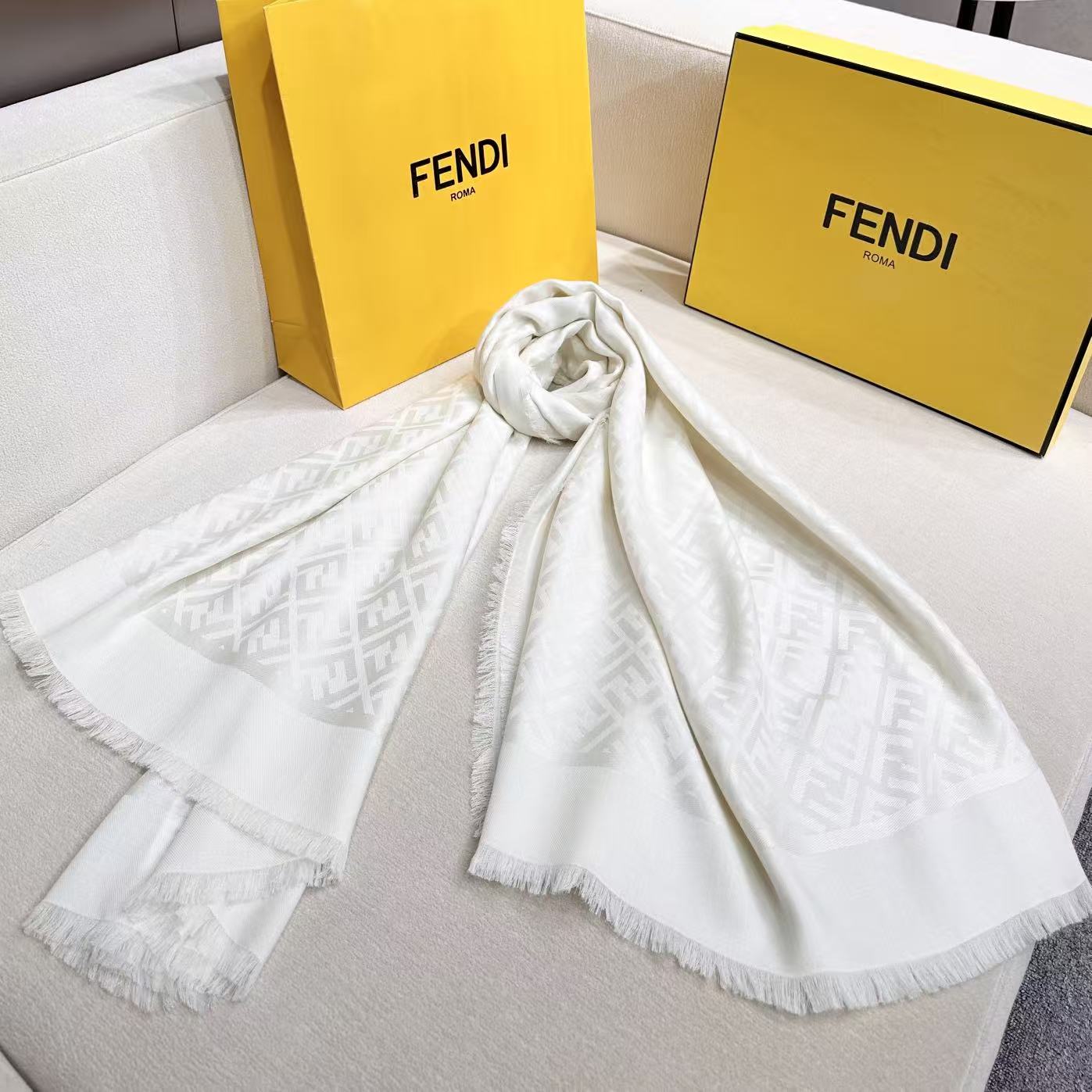 𝐅𝐞𝐧𝐝𝐢 新【 FF字母提花丝巾披肩】 满Logo设计提花  材质：60%桑蚕丝 40%羊毛 带点珠光亮泽 戴上显得整