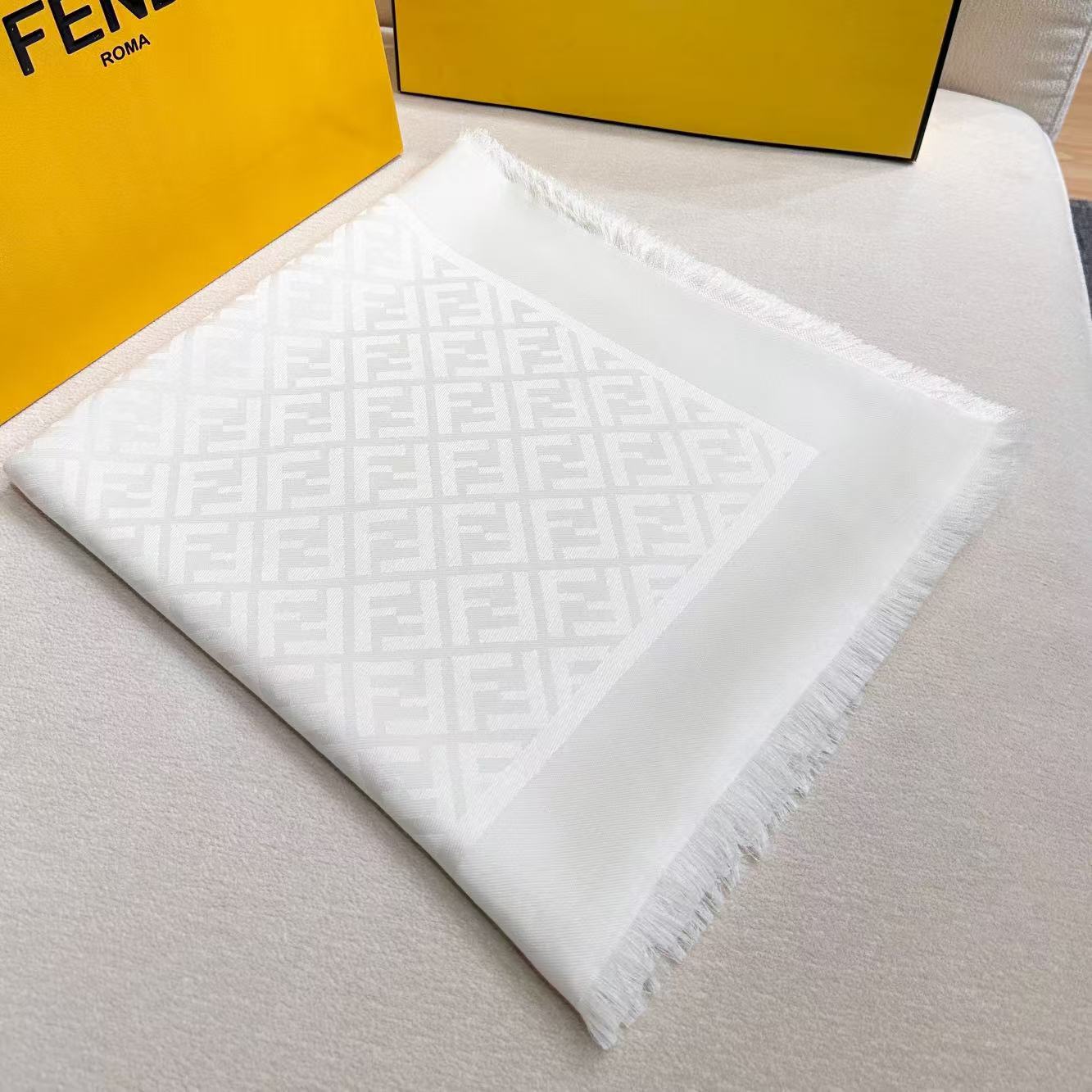 𝐅𝐞𝐧𝐝𝐢 新【 FF字母提花丝巾披肩】 满Logo设计提花  材质：60%桑蚕丝 40%羊毛 带点珠光亮泽 戴上显得整