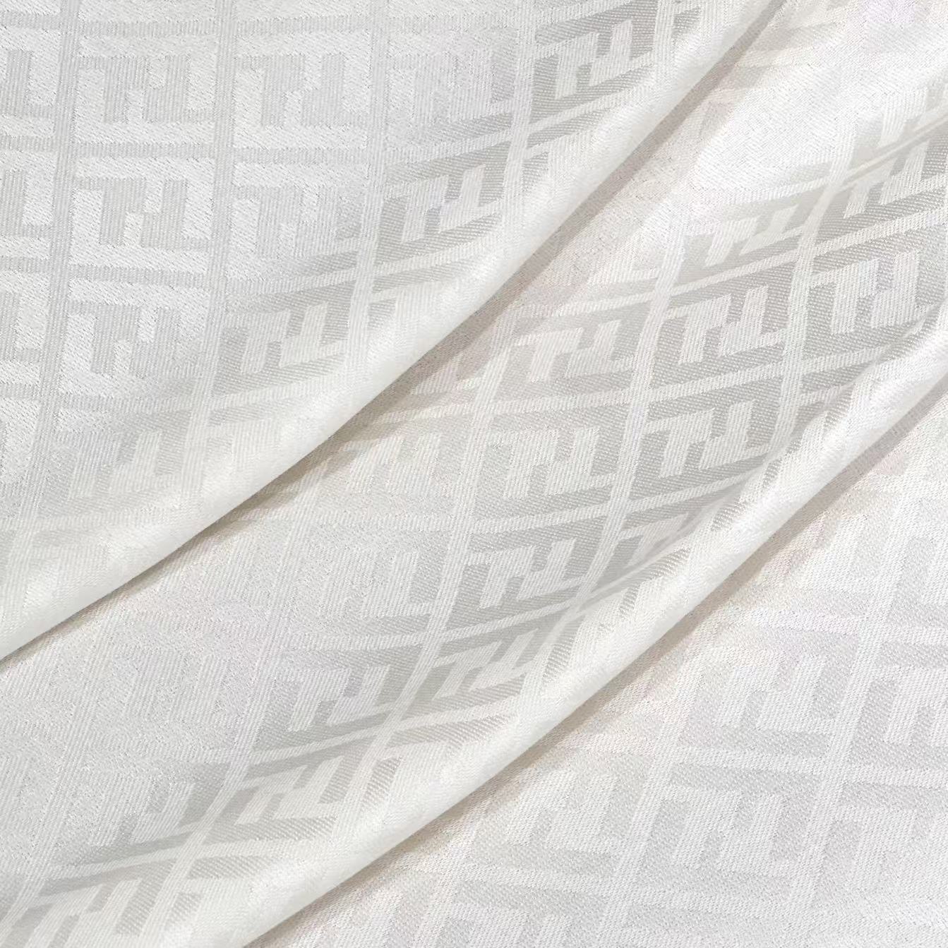 𝐅𝐞𝐧𝐝𝐢 新【 FF字母提花丝巾披肩】 满Logo设计提花  材质：60%桑蚕丝 40%羊毛 带点珠光亮泽 戴上显得整