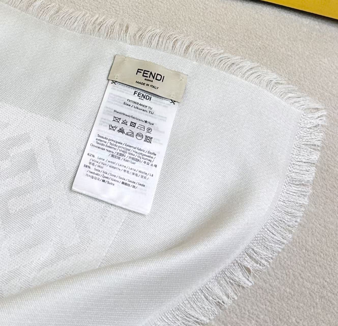 𝐅𝐞𝐧𝐝𝐢 新【 FF字母提花丝巾披肩】 满Logo设计提花  材质：60%桑蚕丝 40%羊毛 带点珠光亮泽 戴上显得整