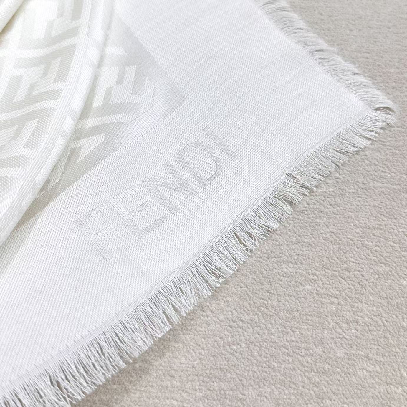 𝐅𝐞𝐧𝐝𝐢 新【 FF字母提花丝巾披肩】 满Logo设计提花  材质：60%桑蚕丝 40%羊毛 带点珠光亮泽 戴上显得整