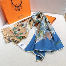 “马术学院”140双面同色丝毛披肩~Hermes 手工卷边丝毛方巾(30%桑蚕丝70%羊毛) 这款爱马仕的经典单品展现 “马术学院”140双面同色丝毛披肩~Hermes 手工卷边丝毛方巾(30%桑蚕丝70%羊毛) 这款爱马仕的经典单品展现
